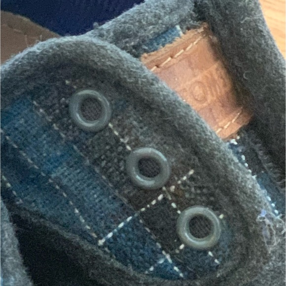 TOMS toddler shoes - size 8 - Picture 3 of 4